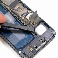 Восстановление внутренних элементов iPhone SE на компонентном уровне